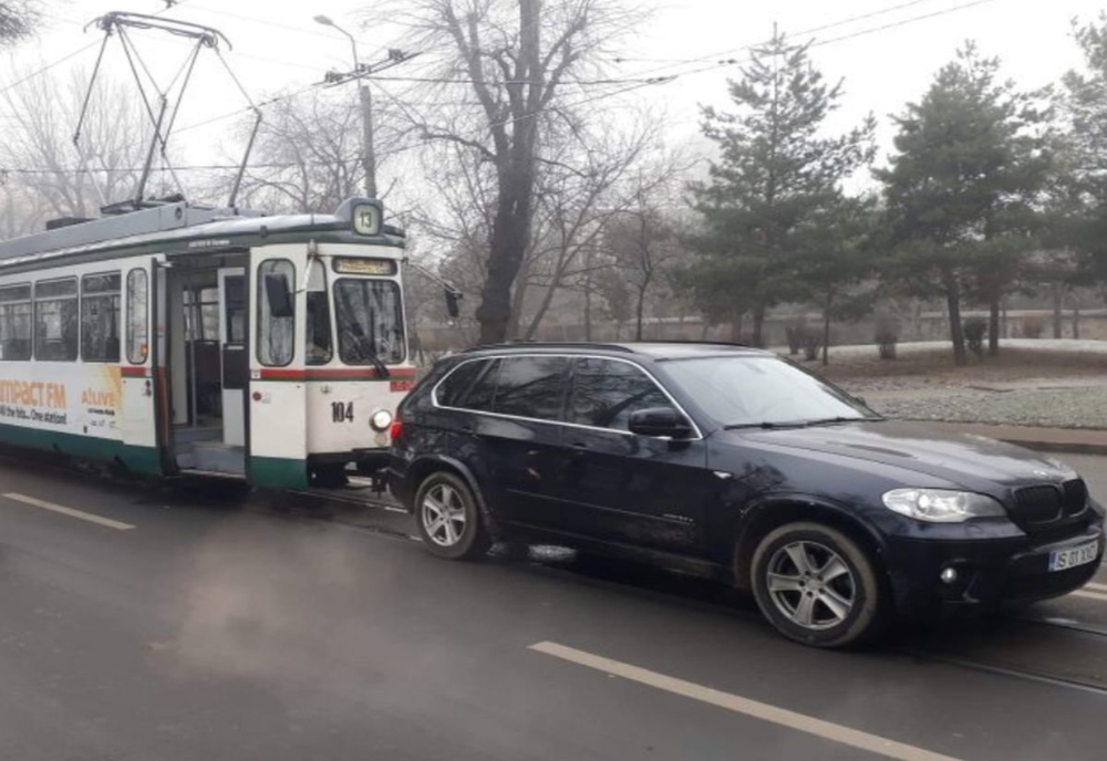 Șoferul unui BMW a dat peste cap circulația tramvaielor în centrul Iașului