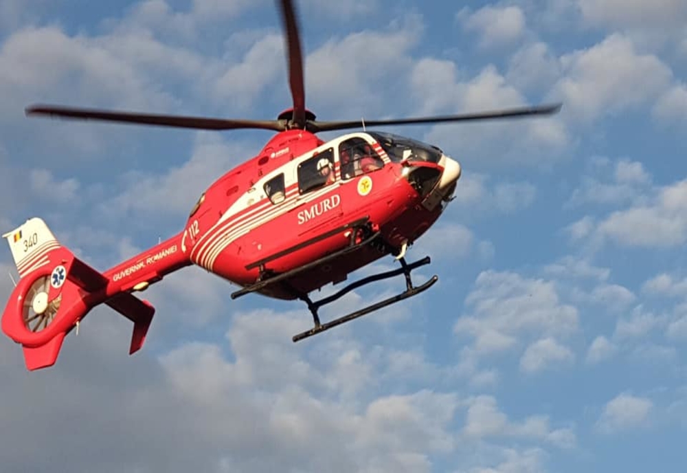 Fetiță de două luni, rănită într-un accident rutier, transportată cu elicopterul la un spital din București