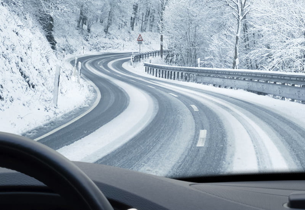 Cinci lucruri pe care să nu le faceți la volan, pe polei, gheaţă şi zăpadă
