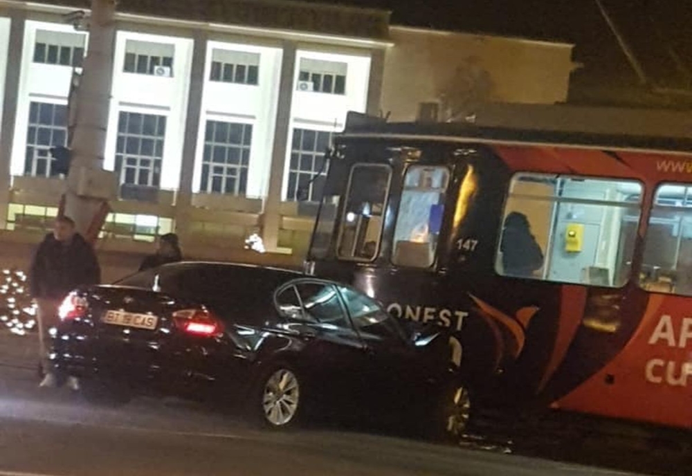 Accident spectaculos în Iași! Un BMW a intrat într-un tramvai