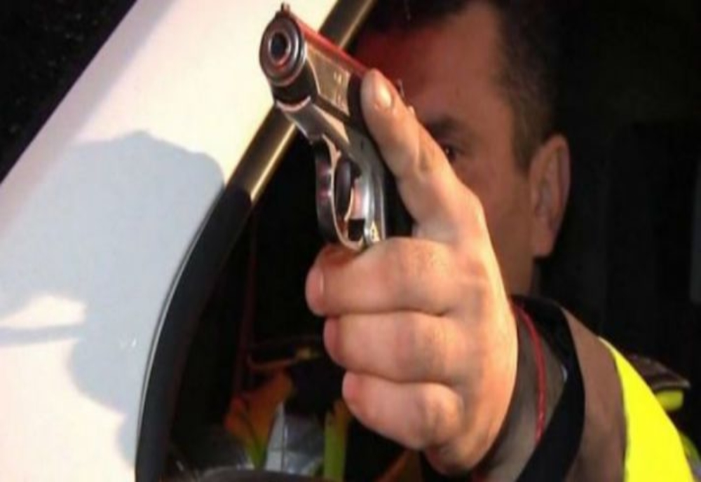 Urmărire și focuri de armă pentru prinderea unui șofer cu permisul suspendat