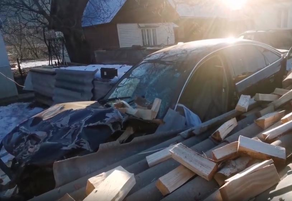 Un șofer a trecut cu mașina prin gardul unui imobil și s-a oprit într-o stivă de lemne VIDEO