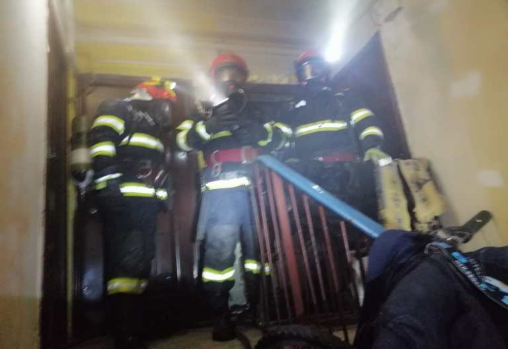 Incendiu într-un apartament din Alexandria. 50 de persoane s-au autoevacuat, două persoane au fost transportate la spital