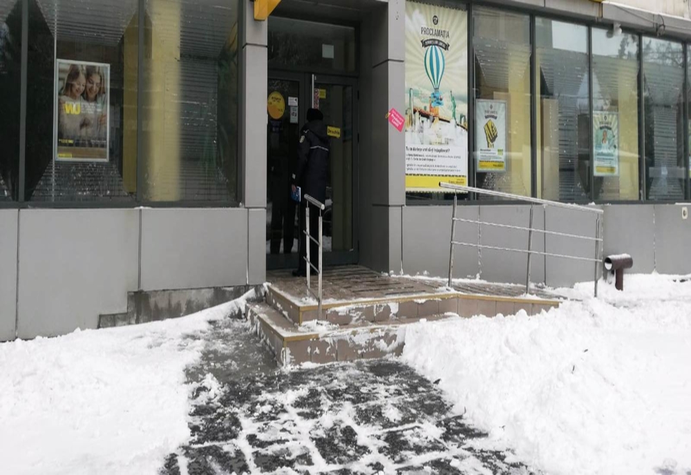 Poliția Locală somează agenții economici și cetățenii să curețe zăpada și gheața din fața ăroprietății