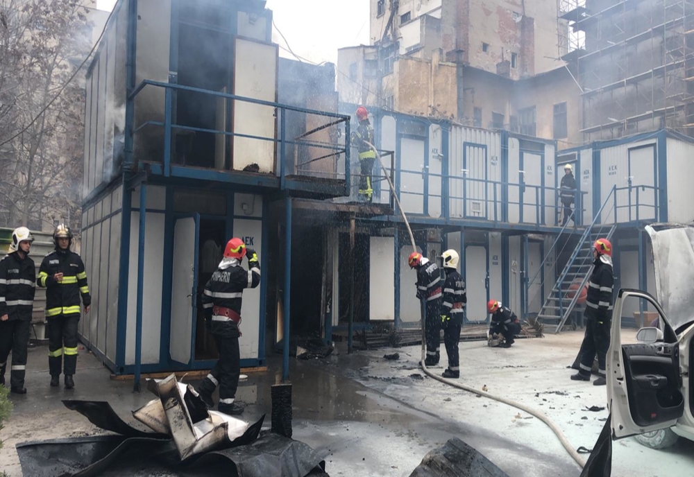 Incendiu la Primăria sectorului 5. Arde organizarea de șantier pentru reabilitarea clădirii
