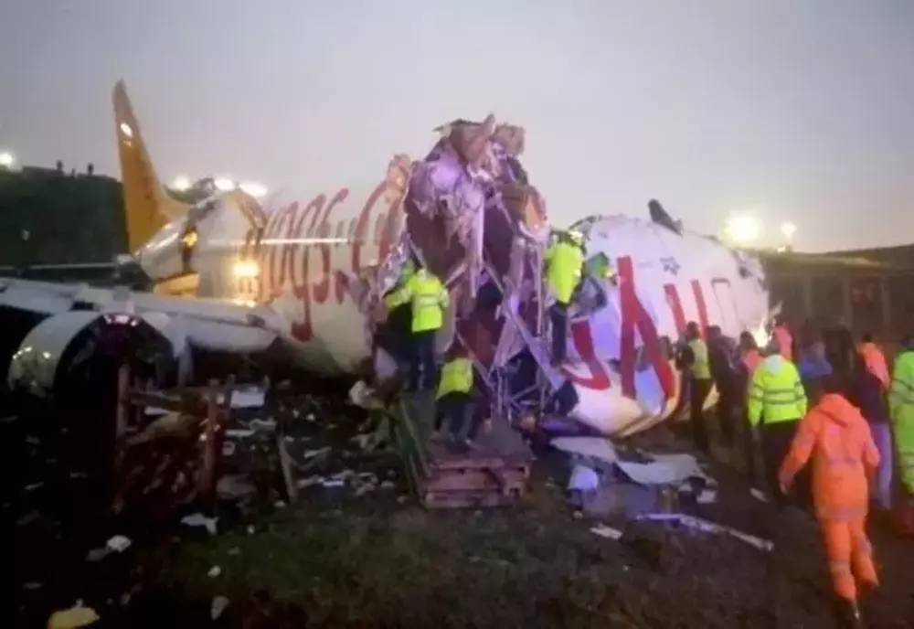 Un avion s-a rupt în două la aterizare în Turcia. Pasagerii, evacuați urgent – VIDEO