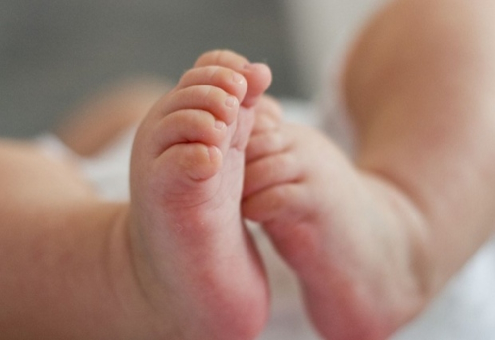 Nou-născutul găsit abandonat într-o casă părăsită din Olt, în stare gravă la spital
