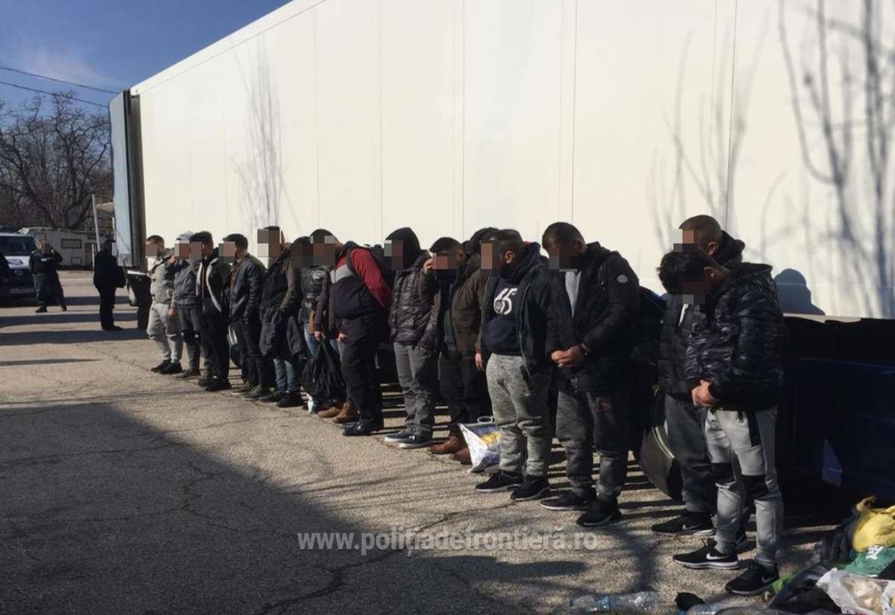 VIDEO. 15 migranți depistați într-o remorcă frigorifică la Frontiera Calafat