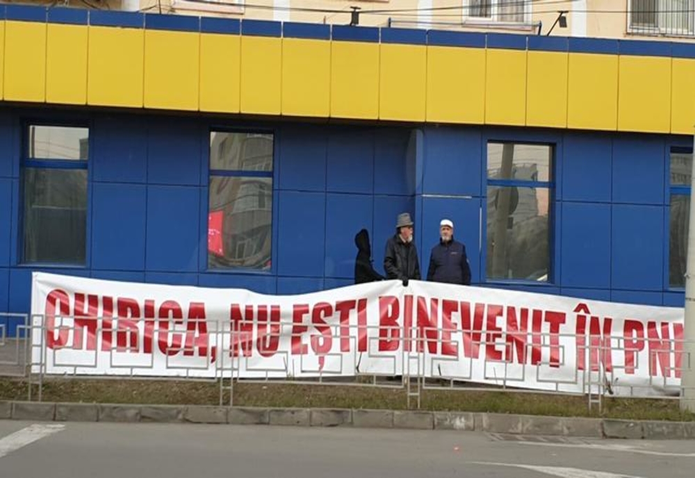Protest împotriva lui Mihai Chirica: Nu eşti binevenit în PNL!