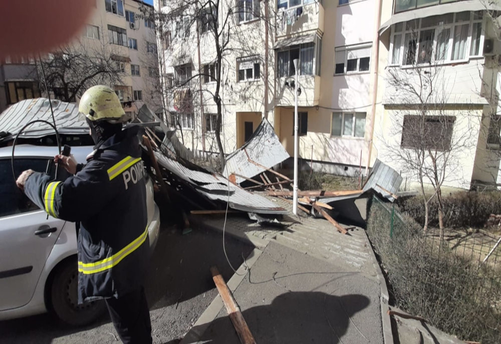 VIDEO/Craiova. Acoperișul unui bloc, căzut peste mașini