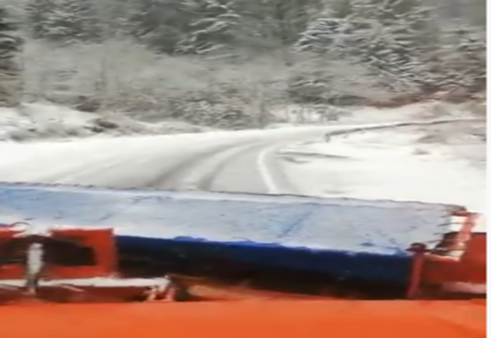 VIDEO | Ninge pe Transfăgărășan! Utilajele intervin pentru deszăpezire