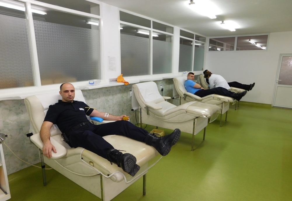 Jandarmii botoșăneni au donat sânge și i-au provocat pe colegii lor de la Constanța să facă același gest
