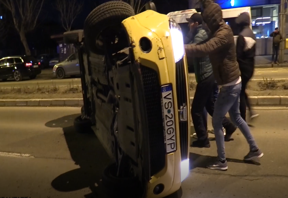 VIDEO. Taxi răsturnat pe o stradă din Bârlad. Autoturismul a lovit o dubiță parcată