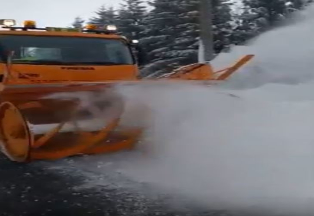 VIDEO | Zăpadă pe Transfăgărășan. Drumarii intervin