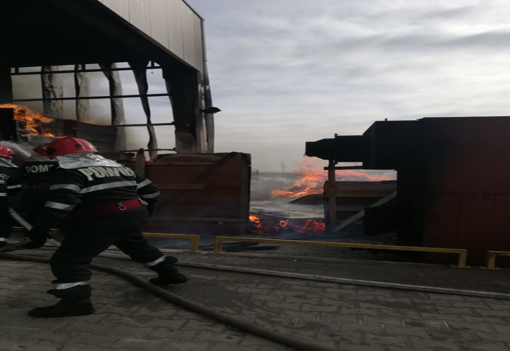 FOTO VIDEO| ALERTĂ  la Ovidiu. Incendiu la fabrica de mobilă