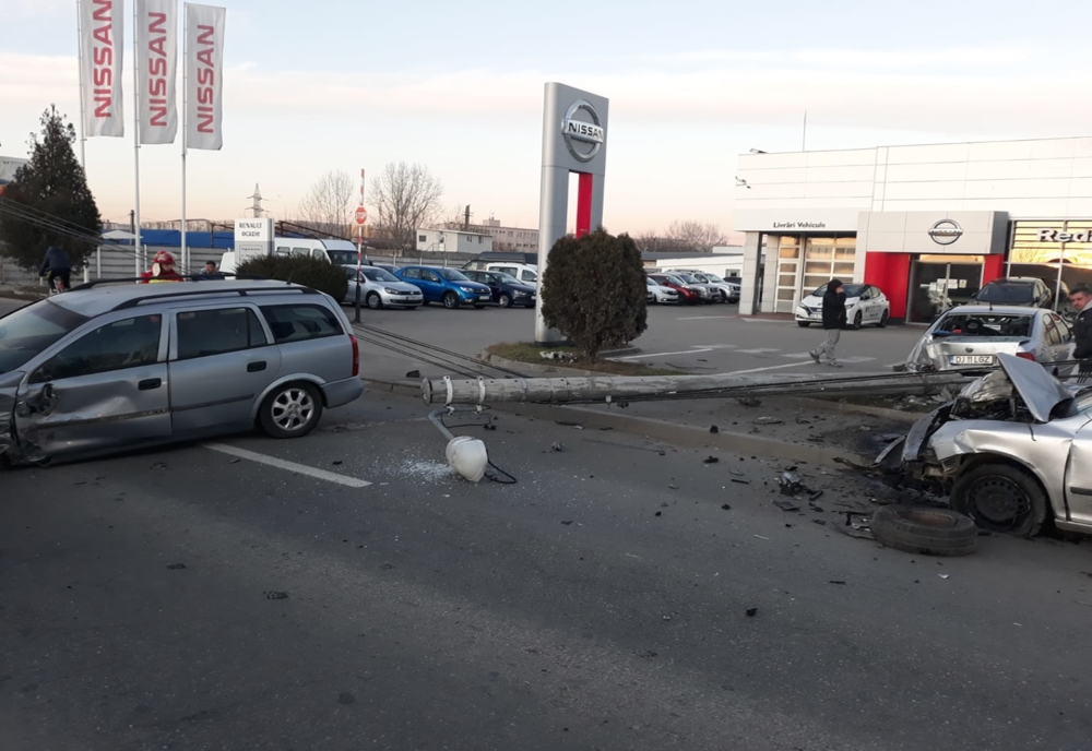 Impact între două mașini, pe o stradă din Craiova. Un stâlp de iluminat stradal a fost doborât, lovind un al treilea autoturism