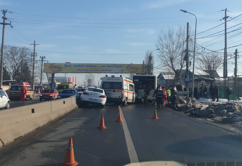 Cinci persoane rănite într-un accident lângă București. Sunt implicate o ambulanță, un autobuz STB și un autoturism