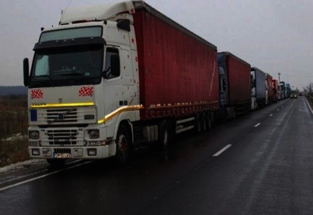 Șoferii de camioane aşteaptă peste 120 de minute pentru a ieşi din ţară prin vama Petea