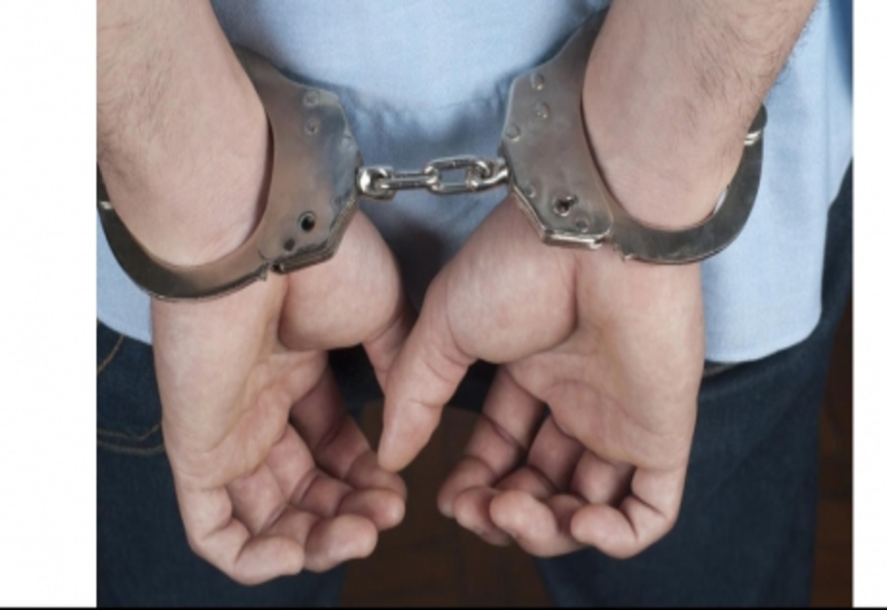 Tânăr condamnat la închisoare, după ce a bătut cu pumnii și picioarele un bărbat căruia i-a furat banii și telefonul mobil