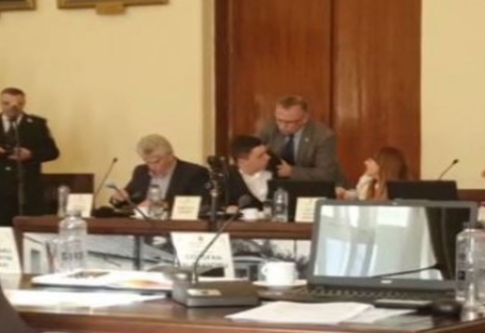 Gesturi reprobabile în Consiliul Local Iași: Consilier local liberal, strâns de gât de viceprimarul Radu Botez! – UPDATE