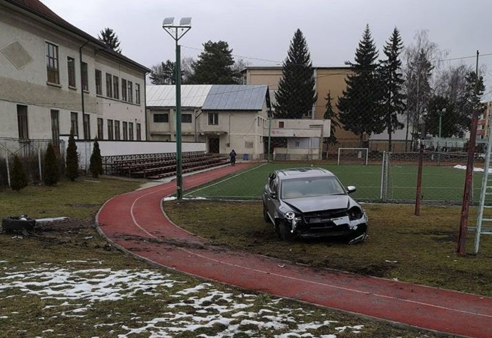 Un autoturism scăpat de sub control a ajuns pe terenul de sport al Colegiului „Eudoxiu Hurmuzachi” Rădăuți VIDEO