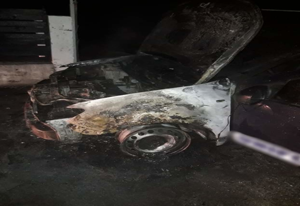 Un autoturism a ars aproape în întregime, la Mogoșești