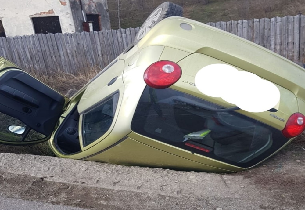 Accident spectaculos pe un drum județean din Dâmbovița. Mașină răsturnată în șanțul de la marginea drumului