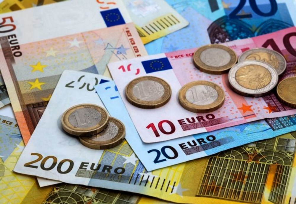 Analiză Economică : Euro stagnează lângă maximul istoric.