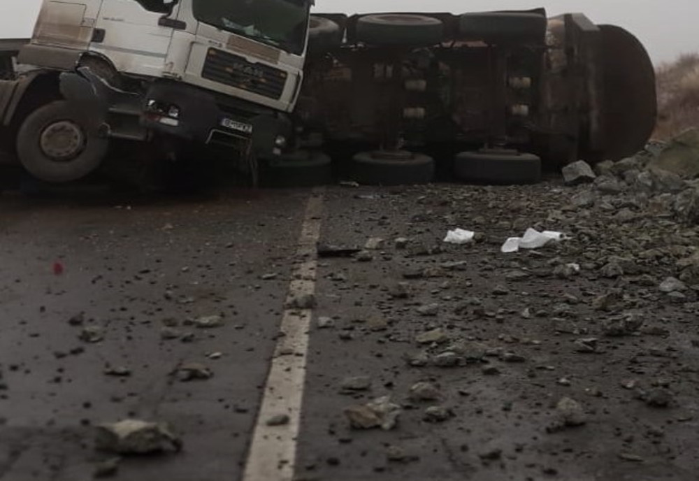 Camion încărcat cu piatră răsturnat pe DN 7,la Slobozia Moară. Drumul este parțial blocat.