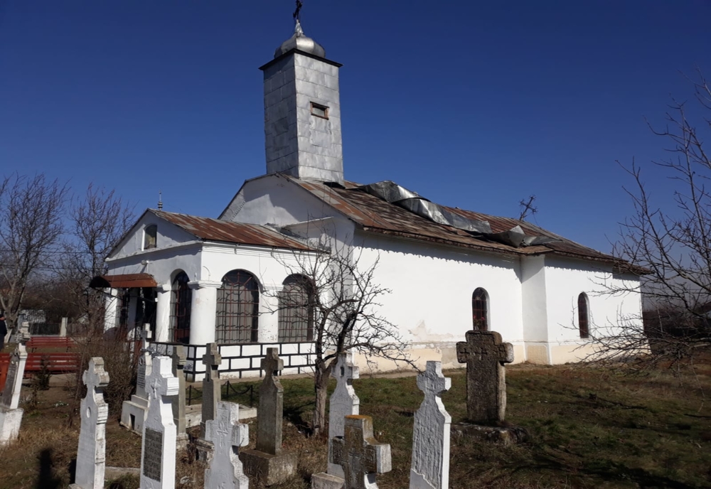Acoperişul unei biserici-monument istoric din Olt, smuls de vânt – VIDEO