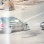 Video| Două persoane au fost rănite, într-o coliziune auto, surprinsă de camerele de supraveghere, la Gura Șuții