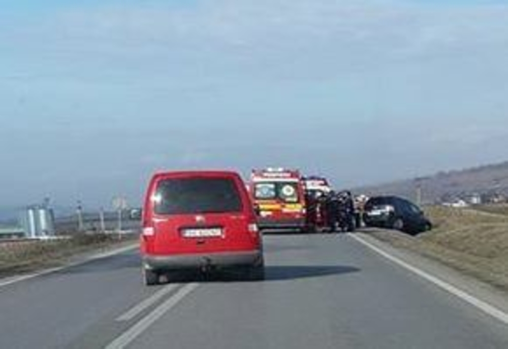 Coliziune între două autoturisme, la Pătrăuți. O persoană a fost transportată la spital FOTO