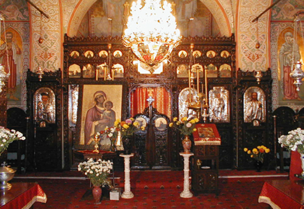 Patriarhia Română recomandă evitarea sărutării icoanelor din biserică
