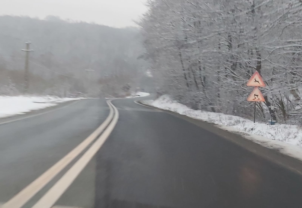 Traficul rutier se desfășoară în condiții de iarnă, în județul Sibiu. Recomandările polițiștilor