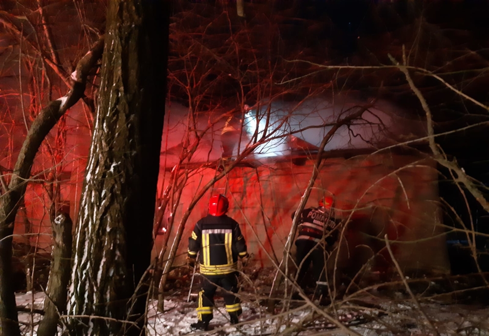 FOTO| Bărbat salvat în ultima clipă dintr-o casă în flăcări