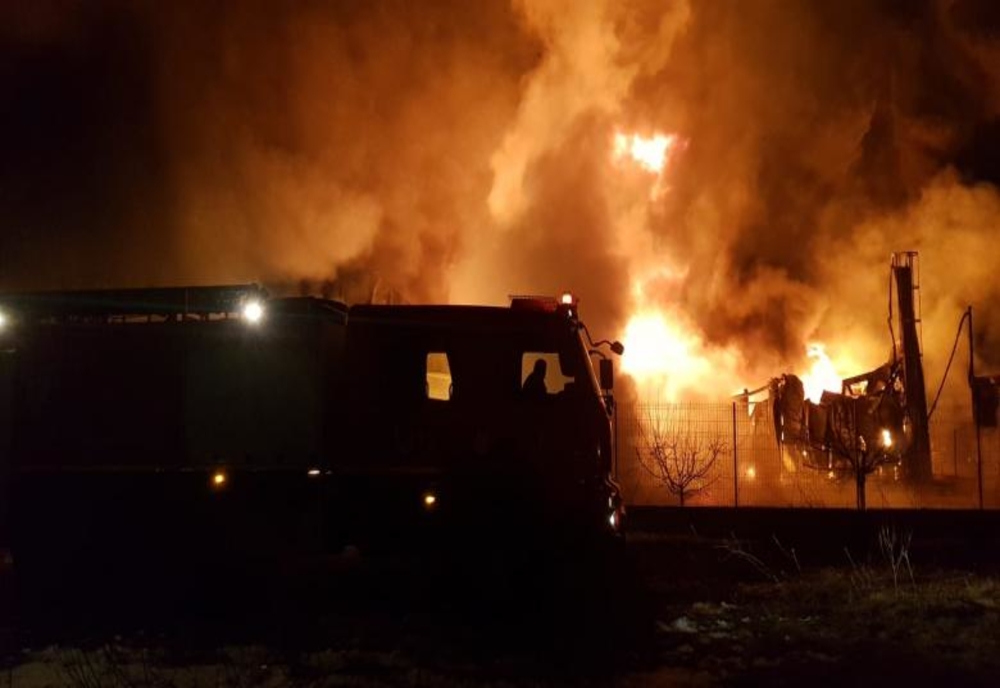Incendiu violent, la o fabrică din Ilfov unde sunt bazine cu acetonă. MESAJ de avertizare prin RO-ALERT