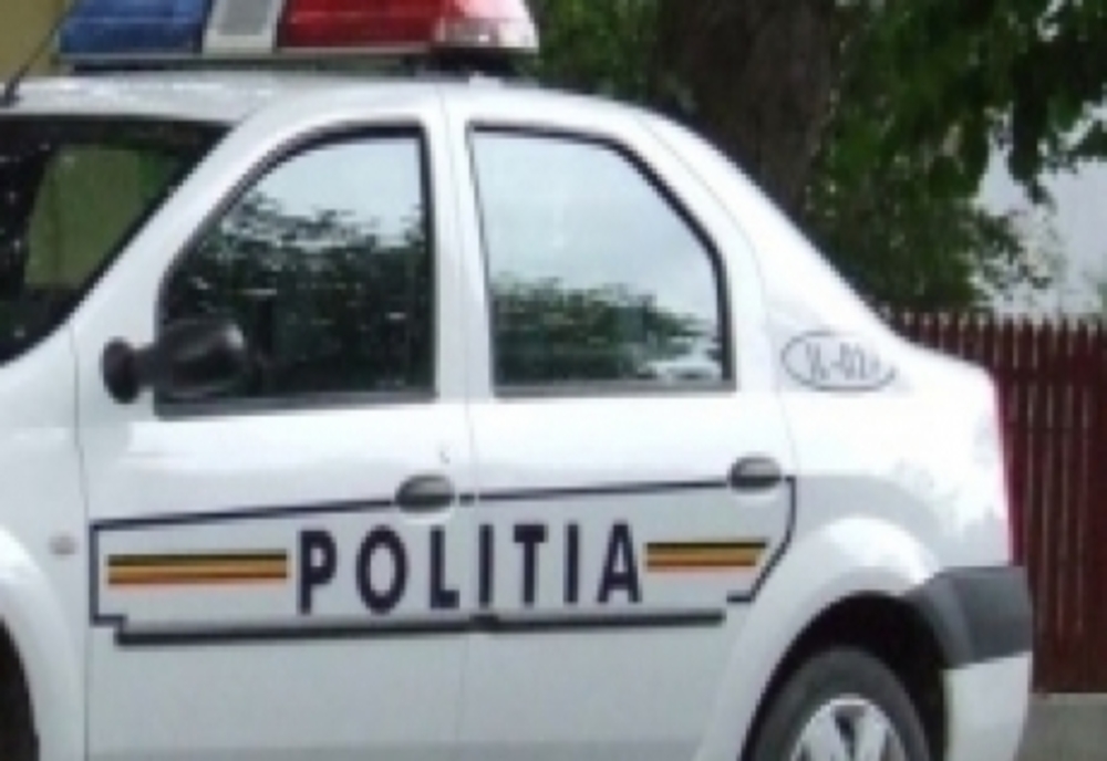 Un tânăr a intrat cu mașina în gard în timp ce încerca să scape de polițiști, la Milișăuți