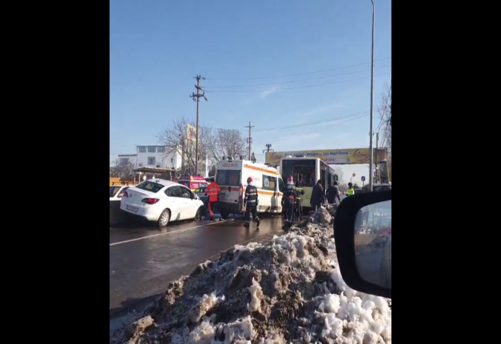 Accident în lanț cu cinci persoane rănite în apropiere de București. Sunt implicate o ambulanță, un autobuz STB și un autoturism (FOTO)
