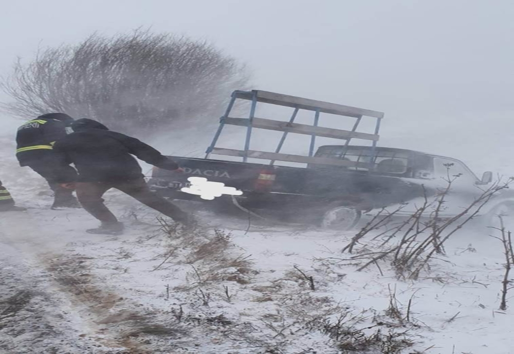 Mai multe autoturisme au rămas blocate din cauza zăpezii între Girov și Hanu Ancuței