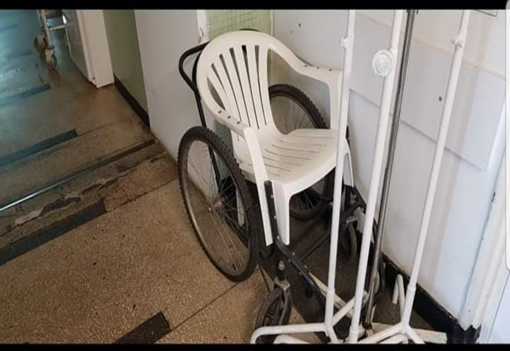 Scaun de plastic în locul căruciorului pentru transportul pacienţilor, la Spitalul Judeţean de Urgenţă Craiova