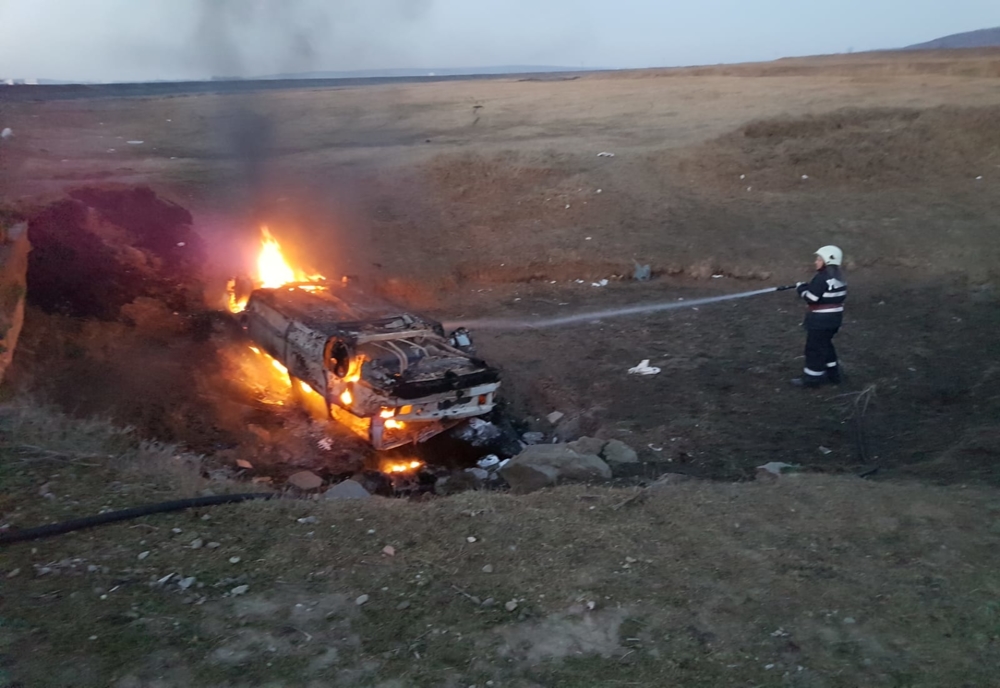 Autoturism în flăcări, în apropiere de Centrul de Afaceri din Bârlad. FOTO&VIDEO