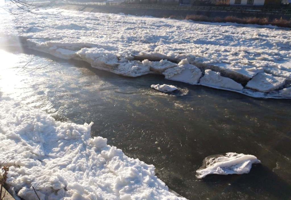 Intervenție a pompierilor pentru dislocarea aglomerărilor de gheață formate pe râul Dorna VIDEO
