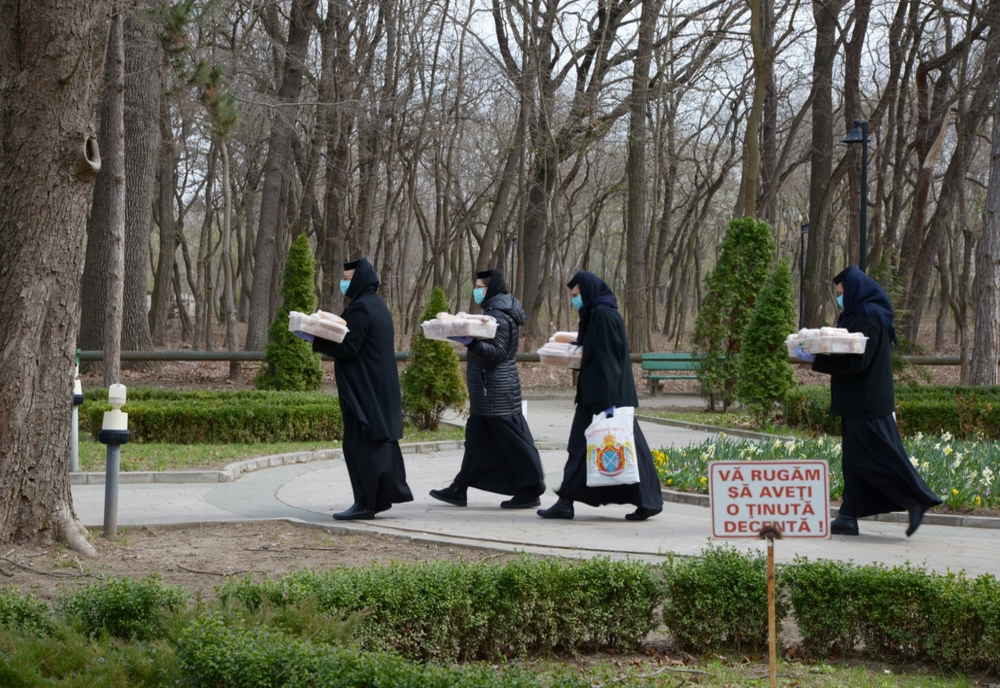 Maicile de la Mănăstrirea ”Sf. Pantelimon” din stațiunea Lacu Sărat sprijină persoanele aflate în carantină
