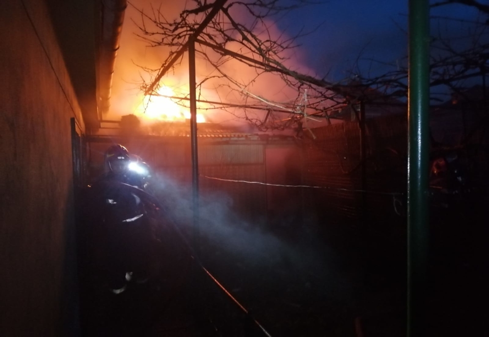 Anexă gospodărească de pe strada Gârlei din Sibiu, în flăcări