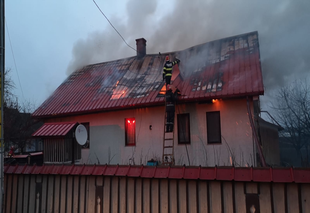 Casă din Bădeuți distrusă de un incendiu pornit de la un coș de fum FOTO