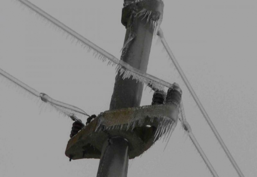 Zeci de localităţi din Olt, fără energie electrică din cauza zăpezii
