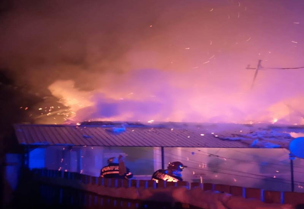 Incendiu în Neamț. Au rămas fără acoperiș deasupra capului (FOTO)