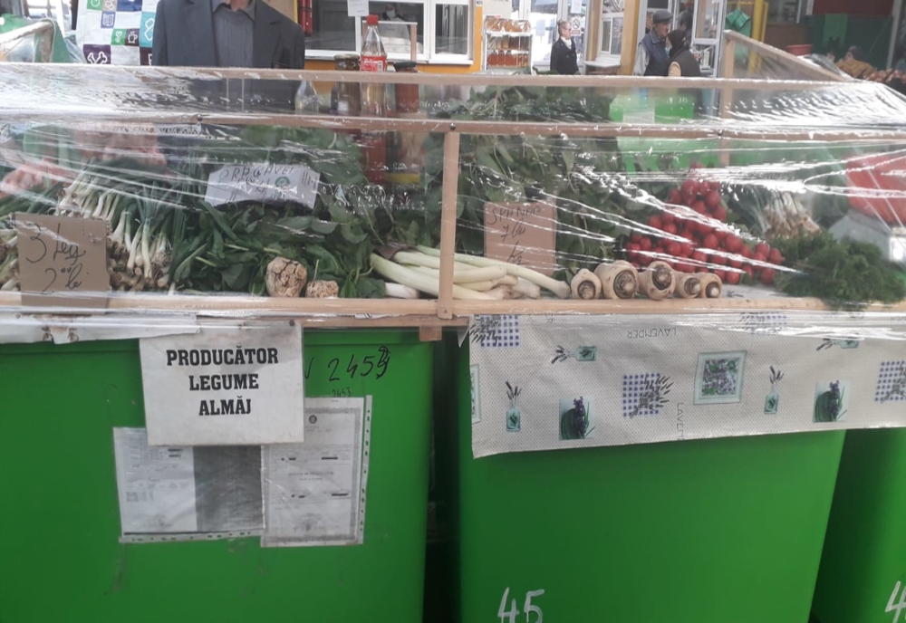 Comercianții din piețe, la Craiova, au luat primele măsuri: mărfuri protejate cu folie