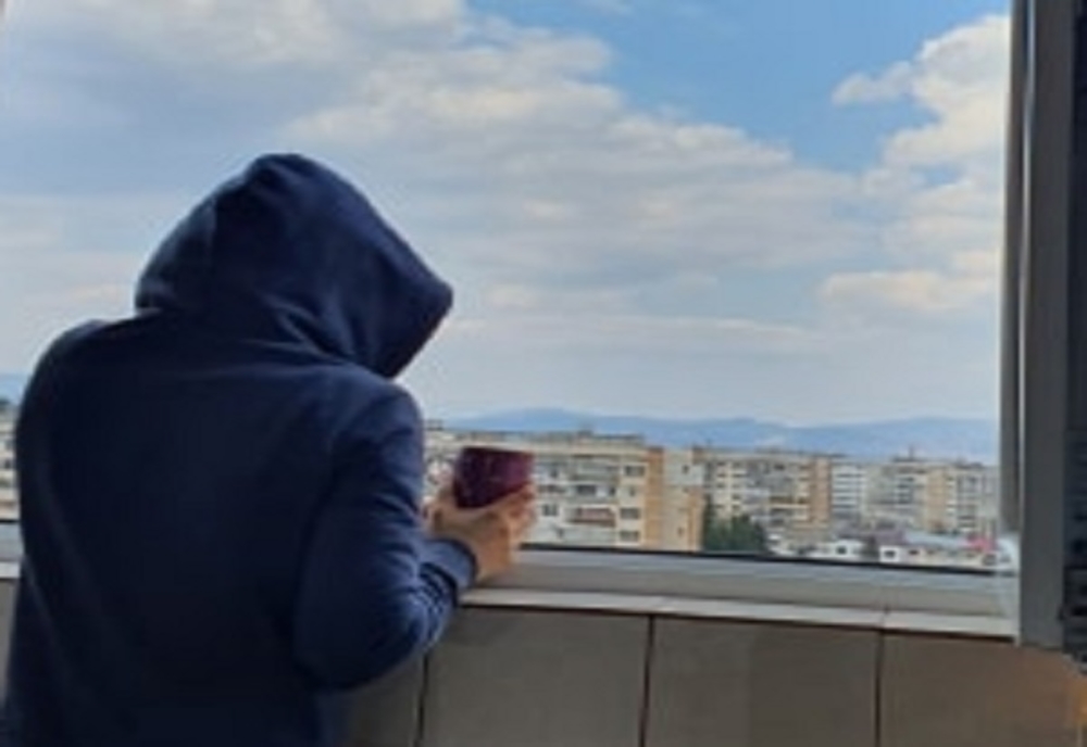 O profesoară din Brăila susține că un ”așa zis polițist” a sunat-o cu număr ascuns să îi ceară ca fiica ei să iasă pe balcon să confirme că respectă izolarea la domiciliu
