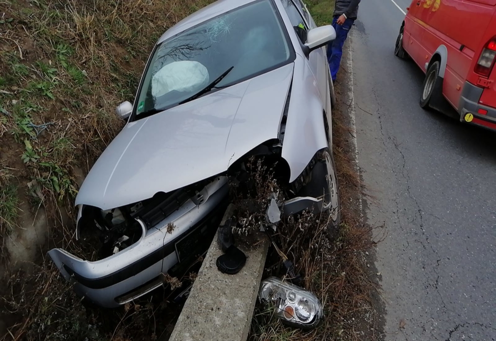 Accident la Săcelu: Un șofer beat a intrat într-un cap de pod